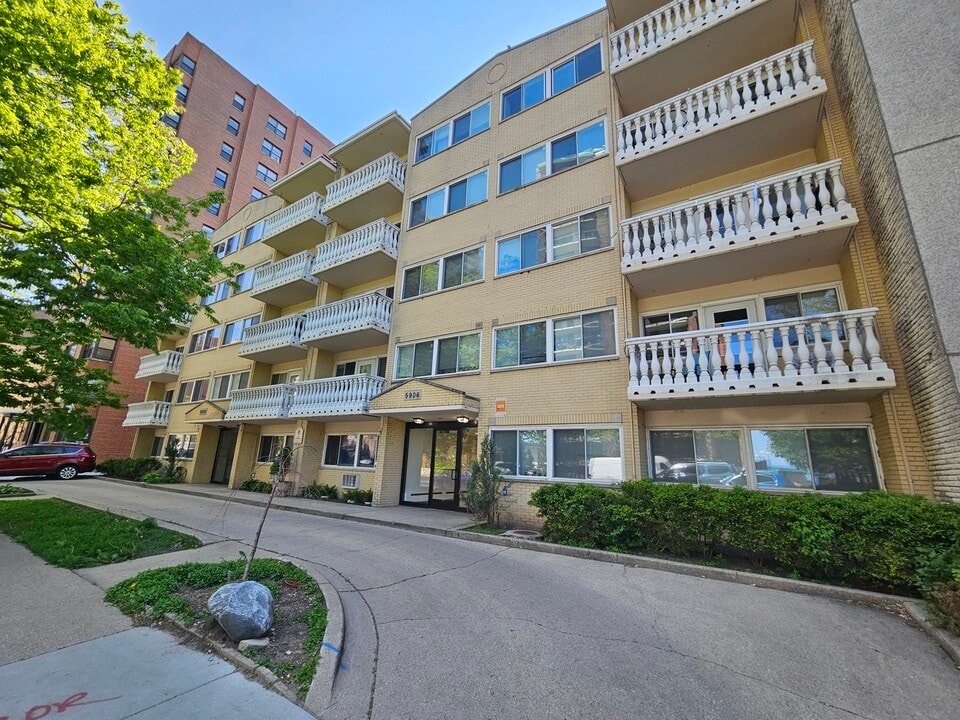 5906 N Sheridan Rd in Chicago, IL - Building Photo