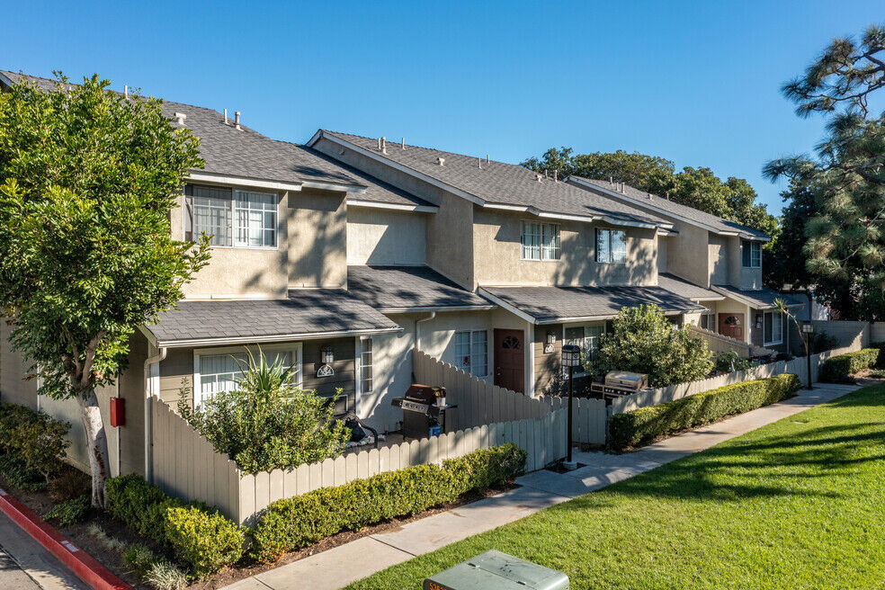 Greystone in Costa Mesa, CA - Building Photo