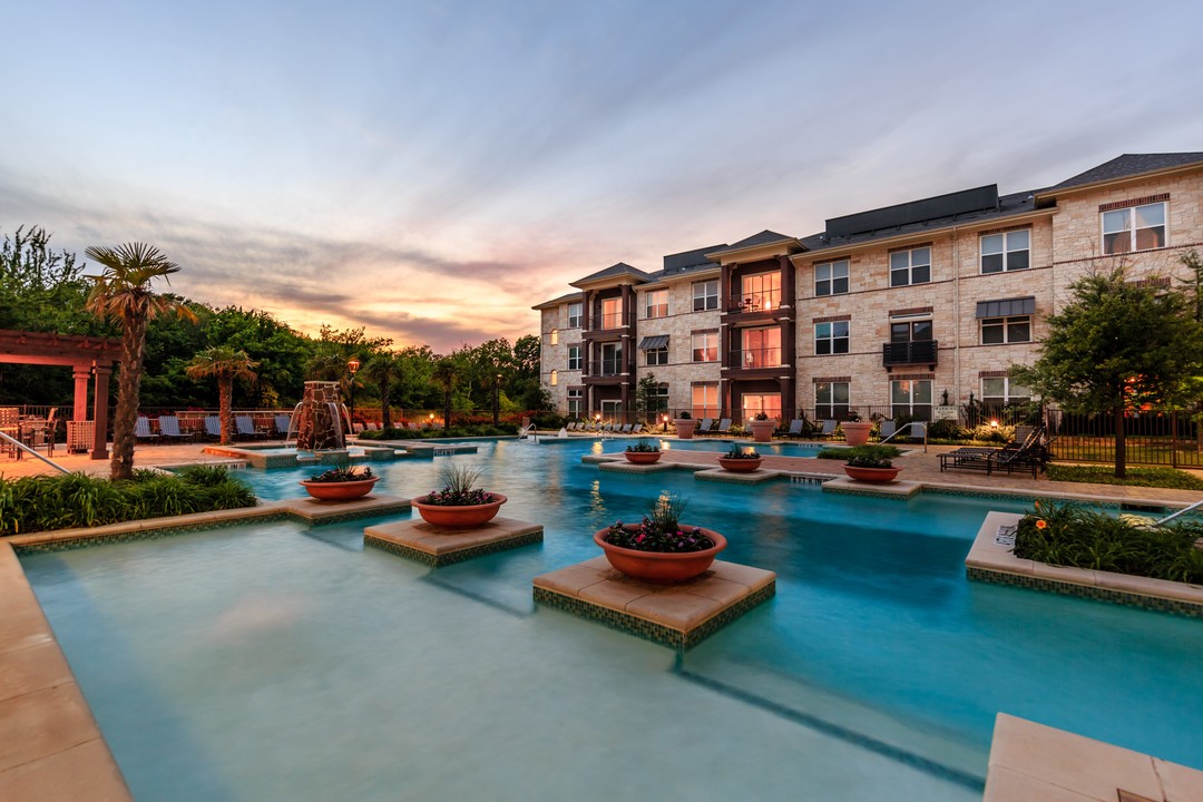 Villas of Chapel Creek in Frisco, TX - Foto de edificio