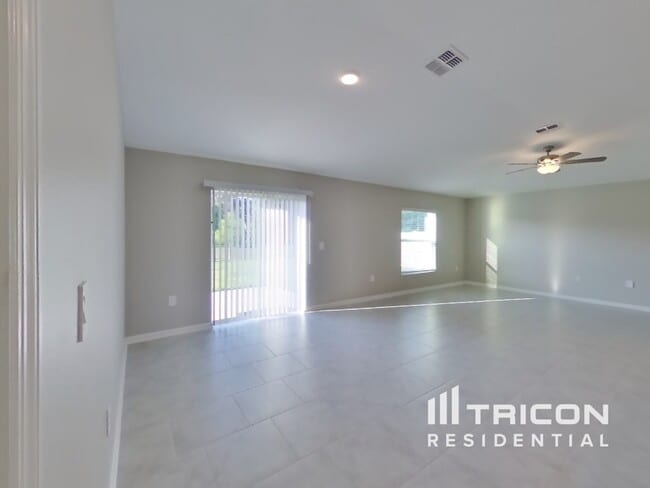 34028 Sky Blossom Cir in Leesburg, FL - Building Photo - Building Photo