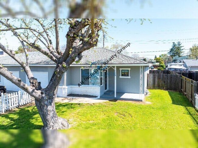 2708 Lerwick Rd in Sacramento, CA - Building Photo - Building Photo