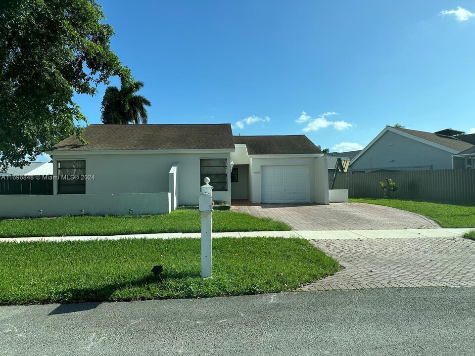 16660 Redwood Way in Weston, FL - Building Photo