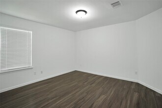 9214 St Laurent Ln in Houston, TX - Building Photo - Building Photo