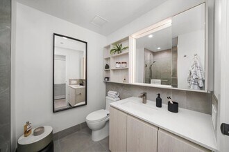 353 N Halsted St in Chicago, IL - Building Photo - Building Photo