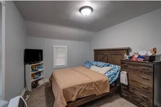 212 E Howard St, Unit Upstairs Unit in Portage, WI - Building Photo - Building Photo