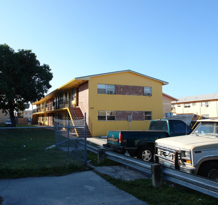 584 NW 65th St in Miami, FL - Building Photo