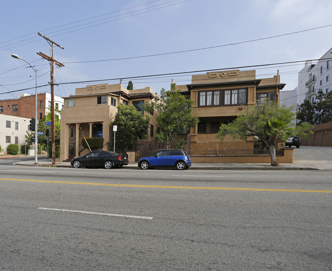 3863 W 8th St in Los Angeles, CA - Foto de edificio - Building Photo