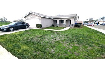 449 S Greenwood St in Porterville, CA - Building Photo