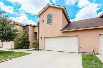 10510 Sandia Dr in Laredo, TX - Building Photo - Building Photo