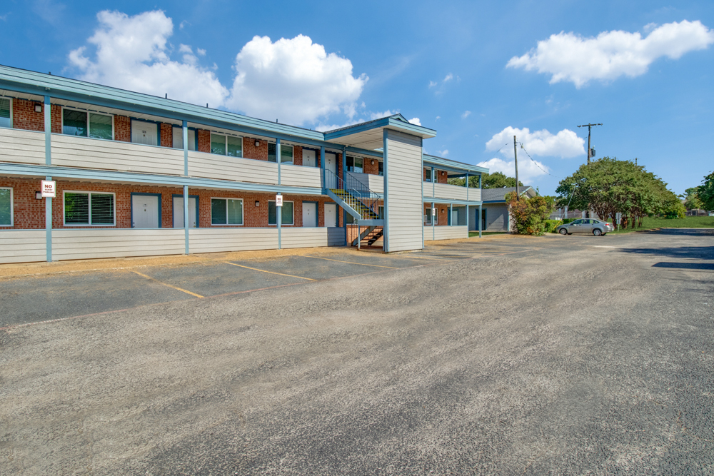 Meadowview Apartments in Paris, TX - Building Photo