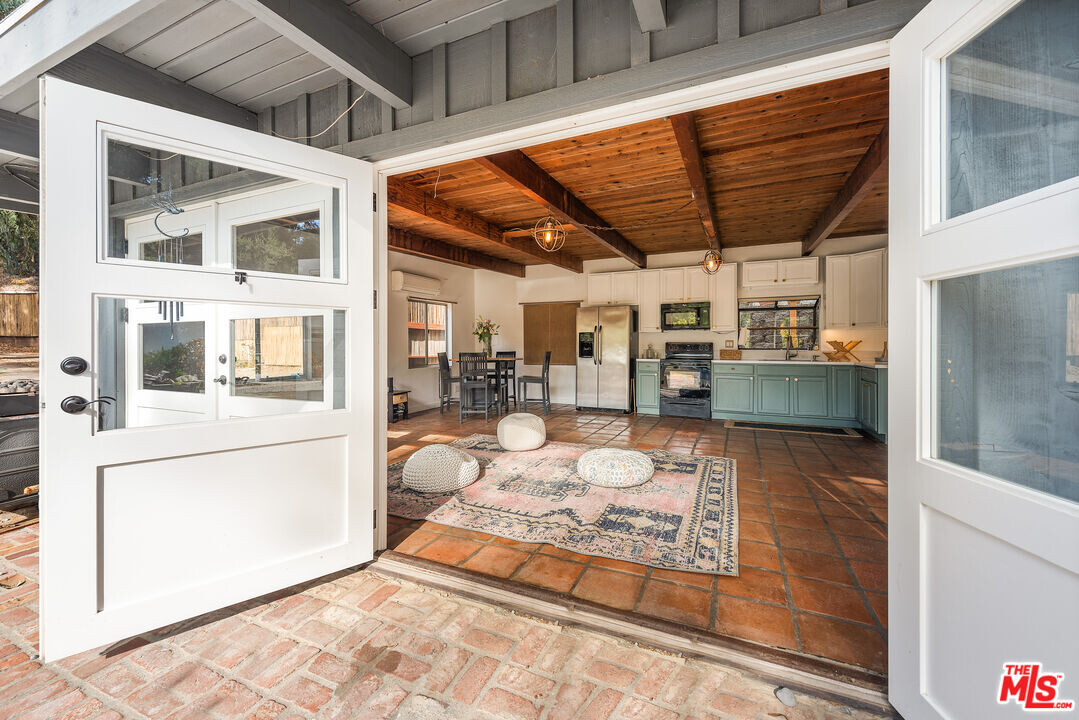 1710 Topanga Skyline Dr in Topanga, CA - Building Photo