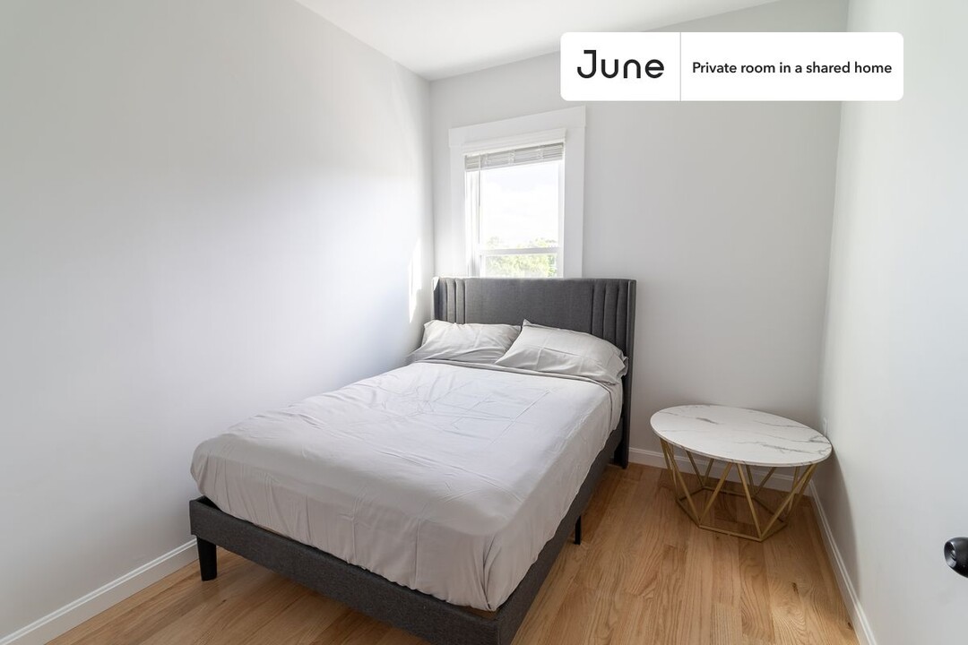 Private bedroom in 3 bed/2 bath Home in Boston, MA - Building Photo