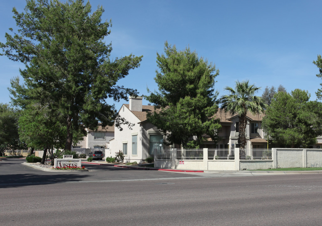 Vistas Apartments in Phoenix, AZ - Building Photo