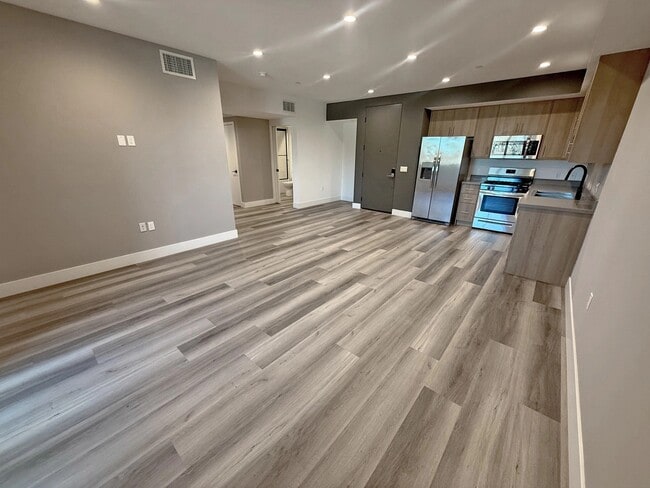 11155 Huston St in Los Angeles, CA - Foto de edificio - Building Photo