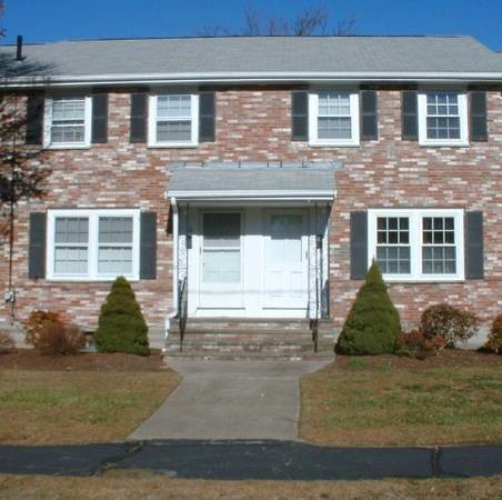 12 Clough Rd, Unit 10104 in Dedham, MA - Foto de edificio