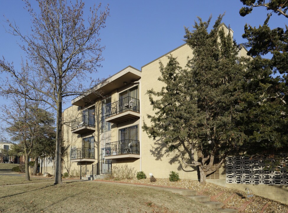 Glenwood Garden Apartments in Overland Park, KS - Building Photo