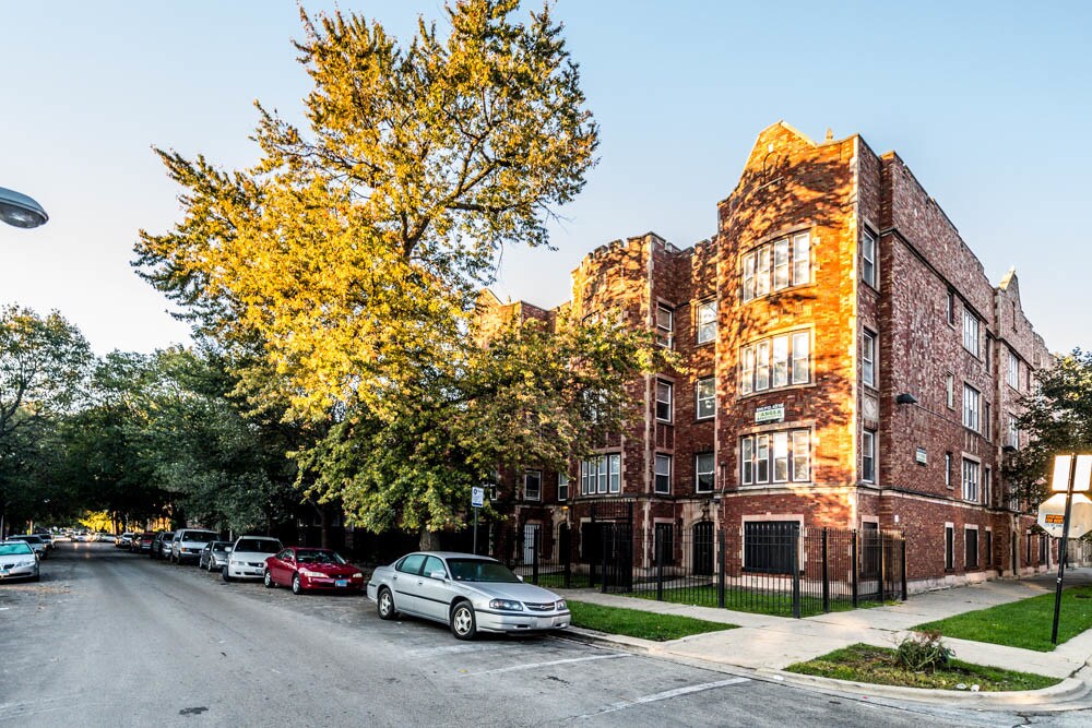 8200-04 S Ingleside Ave in Chicago, IL - Building Photo