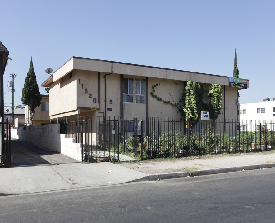 11820 Hart St in North Hollywood, CA - Building Photo