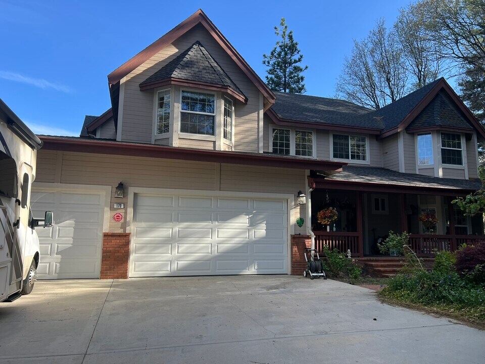 170 Cypress Dr in Lake Arrowhead, CA - Foto de edificio