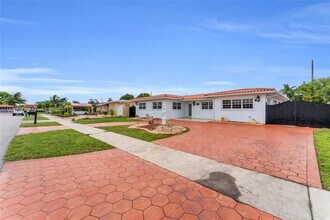 11110 NW 61st Ave in Hialeah, FL - Building Photo - Building Photo