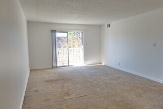 7455 E Quincy Ave, Unit 303 in Denver, CO - Foto de edificio - Building Photo