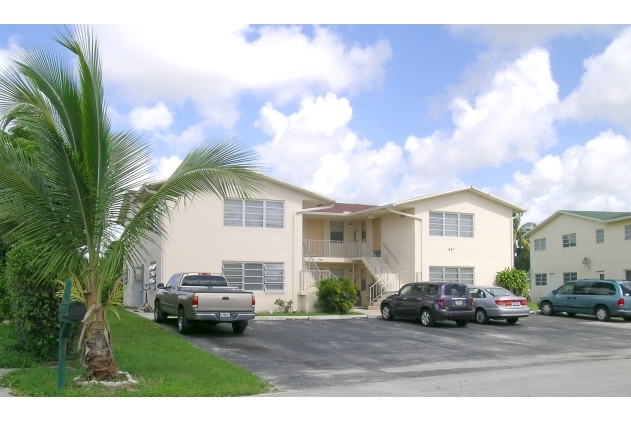 461 Sunshine Dr in Coconut Creek, FL - Building Photo