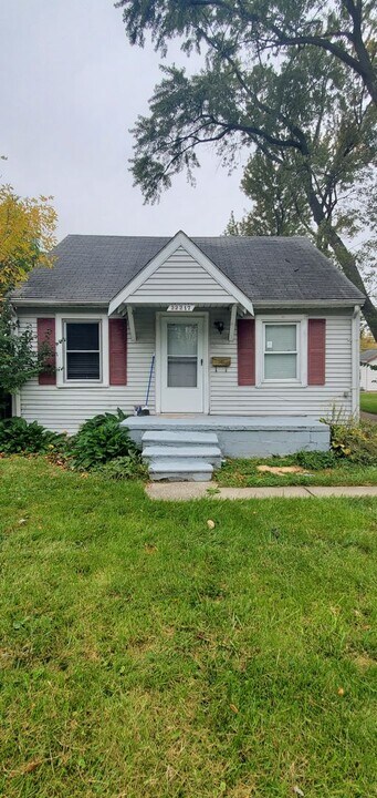 22217 Lange St in St. Clair Shores, MI - Building Photo