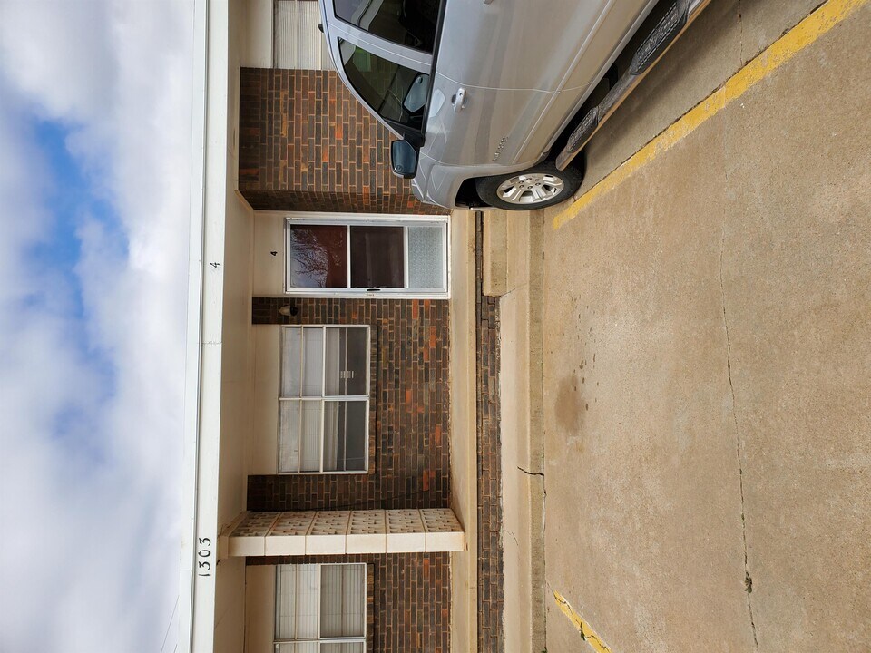 1303 Meadow Ln-Unit -4 in Weatherford, OK - Building Photo