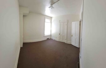 915 W Highland St, Unit Lower in Whitewater, WI - Foto de edificio - Building Photo