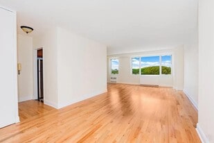 2400 Johnson Ave in Bronx, NY - Building Photo