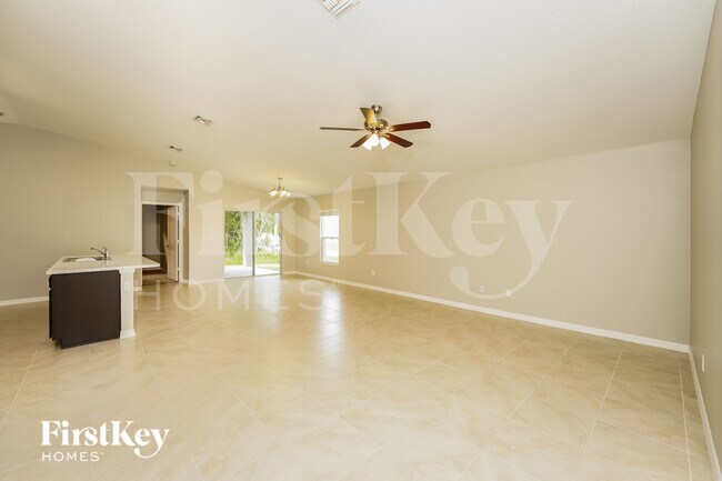 2450 SW Madiera St in Port St. Lucie, FL - Foto de edificio - Building Photo