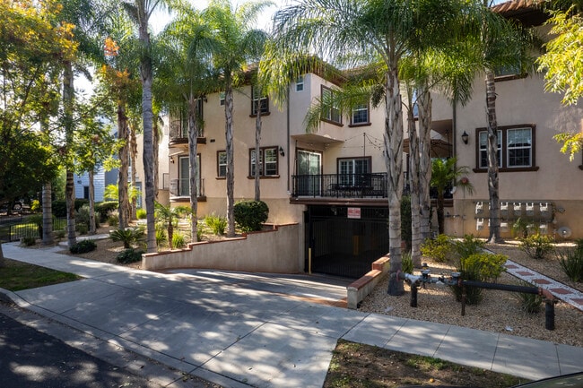 1027 W Angeleno Ave in Burbank, CA - Building Photo - Building Photo
