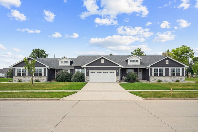 3016 Sherwood Dr in Marion, IA - Foto de edificio - Building Photo