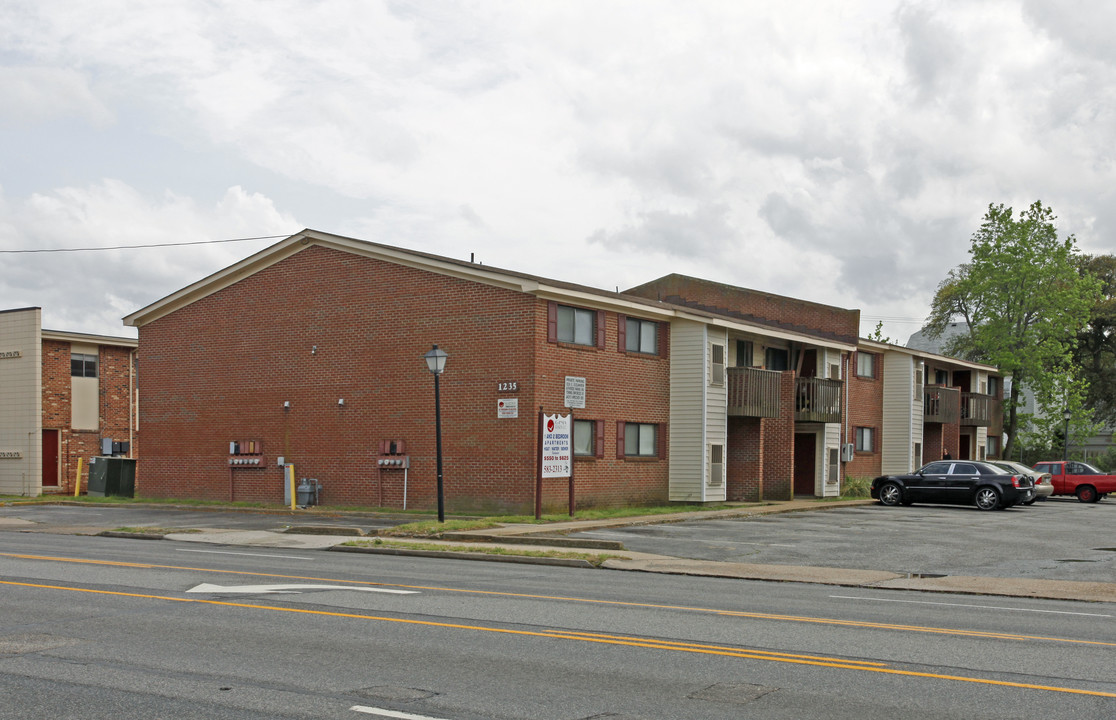 1227-1237 E Ocean View Ave in Norfolk, VA - Building Photo