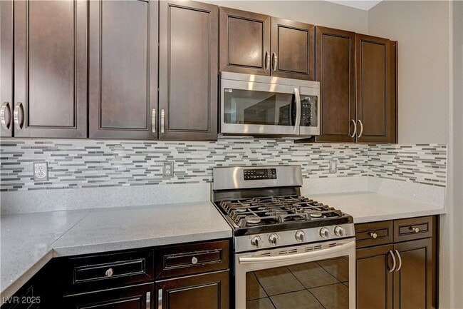 971 Whispering Grove Ave in Las Vegas, NV - Foto de edificio - Building Photo