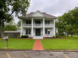 819 Hackberry St, Unit J in Taylor, TX - Building Photo