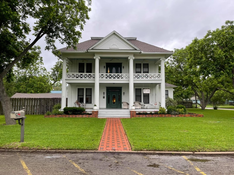 819 Hackberry St, Unit J in Taylor, TX - Building Photo