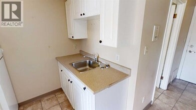 10028-10105 105 Ave in Grande Prairie, AB - Building Photo - Building Photo