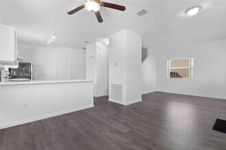 5610 SW 43rd St in Davie, FL - Foto de edificio - Building Photo