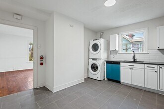 209 N Spring St in Winston-Salem, NC - Foto de edificio - Building Photo