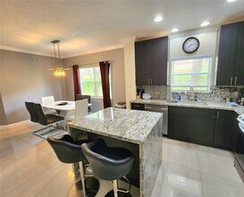 956 NW 126th Ter in Coral Springs, FL - Foto de edificio - Building Photo