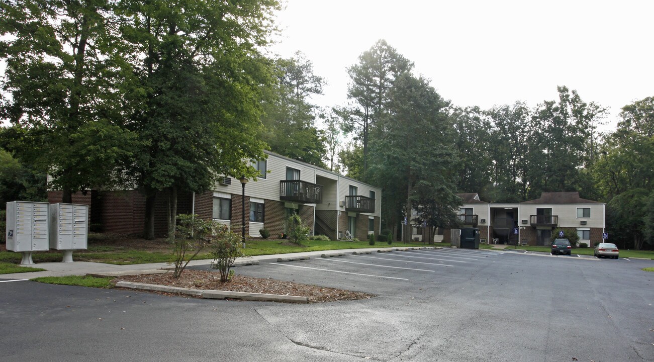 Village Green Apartments in Gloucester, VA - Foto de edificio