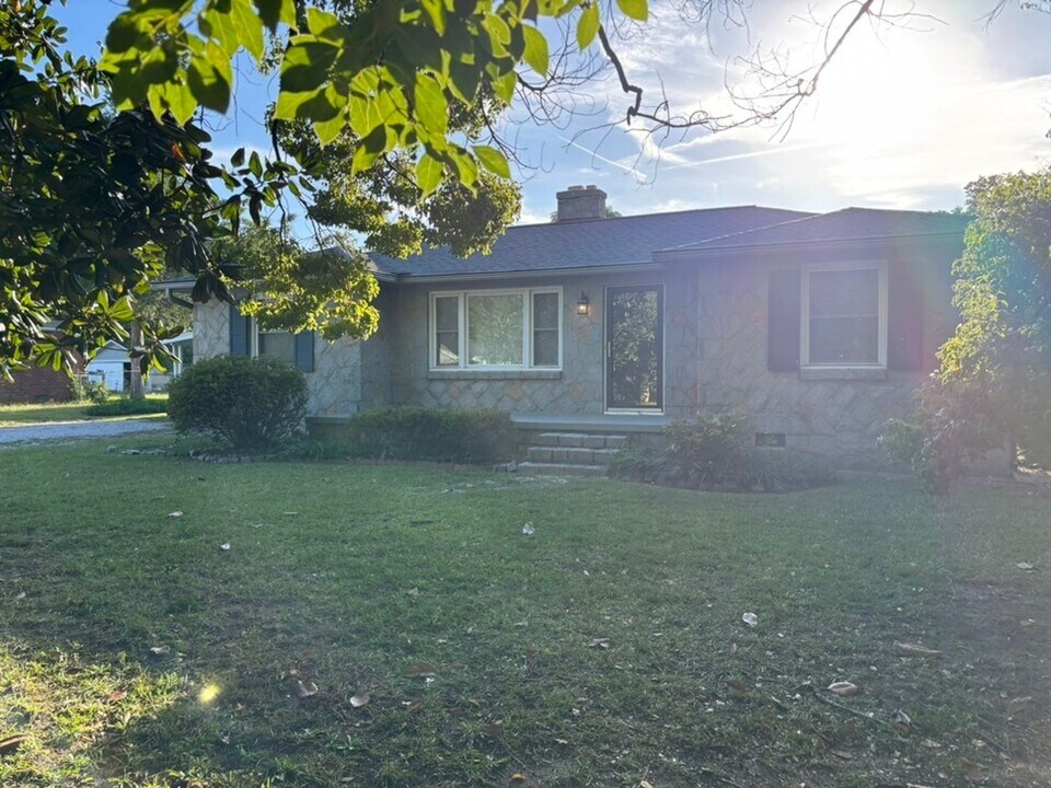 1021 Seminole Dr in West Columbia, SC - Building Photo