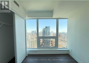 8 Wellesley St W in Toronto, ON - Building Photo - Building Photo