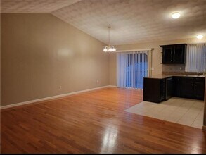 15 S Locust Ave in North Providence, RI - Foto de edificio - Building Photo