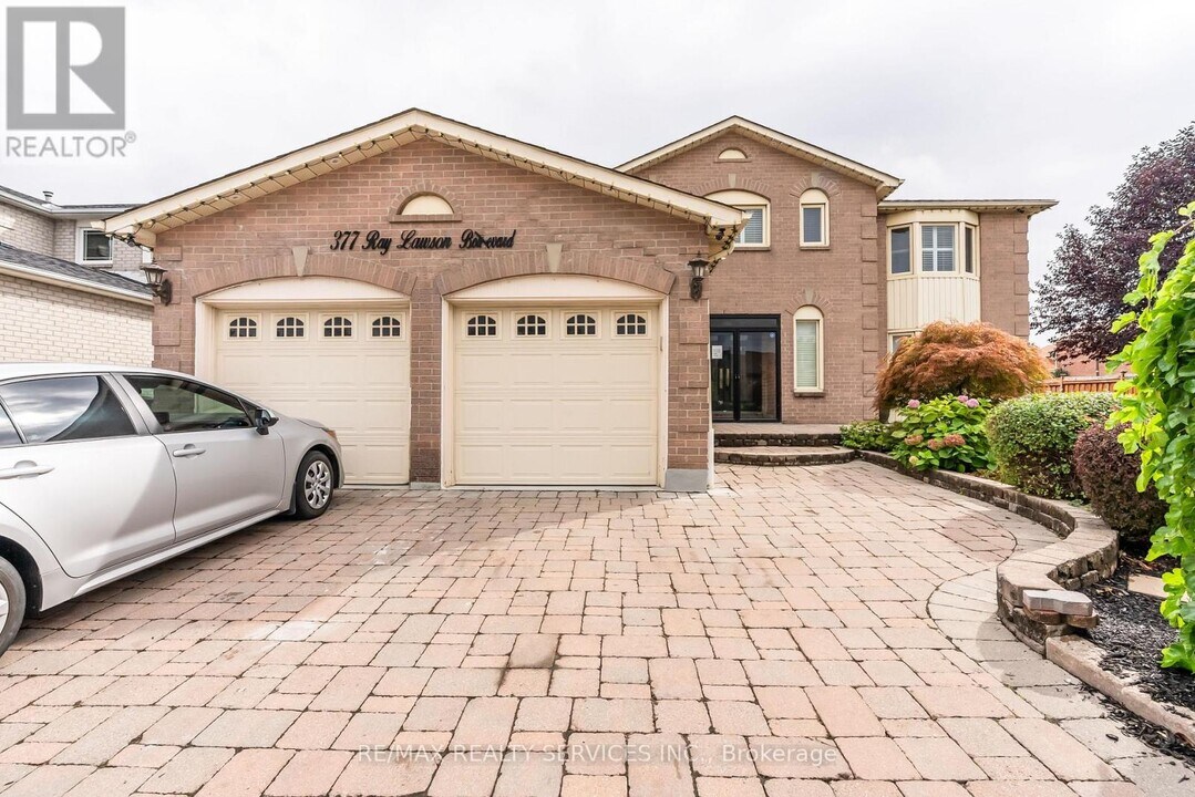 377 Ray Lawson Blvd in Brampton, ON - Building Photo