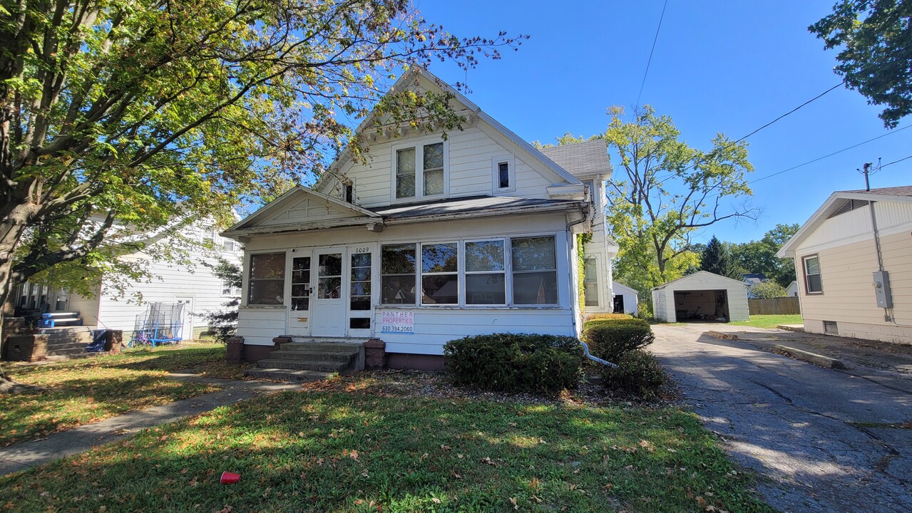 1009 4th St in Charleston, IL - Foto de edificio