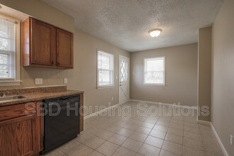 1611 SE High Dr in Oak Grove, MO - Foto de edificio - Building Photo
