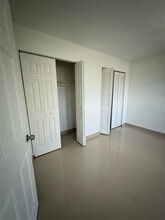 300 NE 1st Ct, Unit 106 in Hallandale Beach, FL - Building Photo - Building Photo