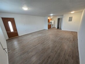 318 N 11th St in Palatka, FL - Foto de edificio - Building Photo
